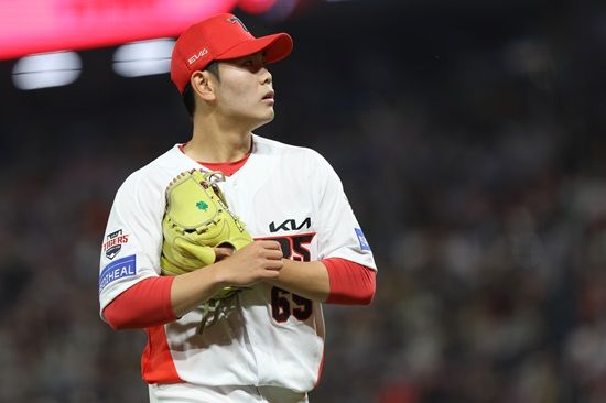 선발투수 애덤 올러의 호투와 불펜 안정감을 앞세운 KIA 타이거즈가 KT 위즈 상대 시리즈 스윕을 따내며 리그 단독 5위로 올라섰다. 올러는 이날 6이닝 10탈삼진 무실점 피칭을 펼치며 자신의 KBO리그 한 경기 최다 탈삼진 기록을 경신했다. 8회 등판한 성영탁은 2이닝을 무실잼으로 책임져 타이거즈 구단 역사상 신인 최다 이닝 연속 무실점 기록을 경신했다. 타선에서는 최형우가 선제 솔로포, 위즈덤이 쐐기 투런포를 터트렸다. KIA 타이거즈