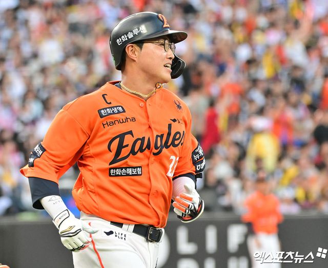 한화 이글스 캡틴 채은성이 19일 부산 사직야구장에서 열린 2025 신한 SOL Bank KBO리그 롯데 자이언츠와의 팀 간 10차전에서 8회초 1타점 적시타를 기록했다. 사진 엑스포츠뉴스 DB