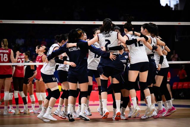한국 여자배구 대표팀 선수들이 18일 튀르키예 이스탄불에서 열린 2025 FIVB 발리볼네이션스리그 2주차 첫 경기 캐나다전에서 승리한 뒤 세리머니하고 있다. FIVB 공식 홈페이지