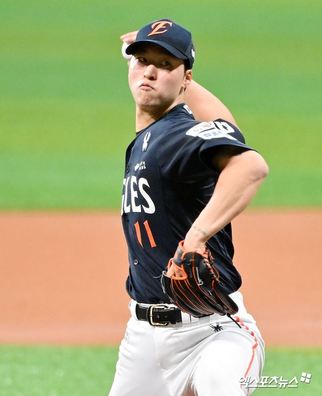 한화 이글스 투수 엄상백이 지난 18일 사직 롯데 자이언츠전에서 3.2이닝 6실점으로 패전의 멍에를 썼다. 사진 엑스포츠뉴스 DB