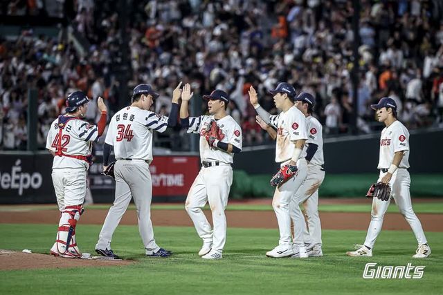 롯데 자이언츠가 6월 19일 한화 이글스전까지 22경기 연속 사직야구장 홈 매진을 기록했다. 앞으로 세 차례 더 연속 매진을 기록할 경우 KBO리그 신기록을 작성한다. 사진 롯데 자이언츠