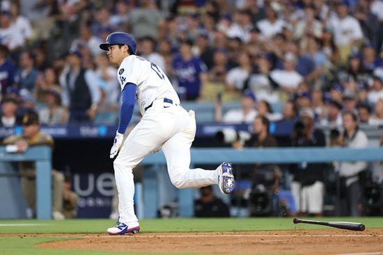 최근 이도류 복귀를 타진한 LA 다저스 오타니 쇼헤이의 두 번째 선발 등판일이 확정됐다. 데이브 로버츠 다저스 감독은 19일 샌디에이고 파드리스전 후 현지 매체들과 인터뷰에서 "오타니의 다음 선발 등판은 23일 워싱턴 내셔널스전이 될 것"이라 예고했다. 오타니는 앞선 17일 선발 복귀전에서 1이닝 2피안타 1실점을 기록했다. 연합뉴스