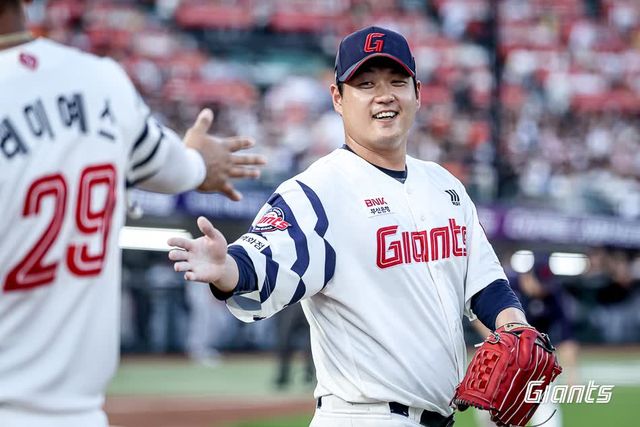 롯데 자이언츠 우완 나균안이 19일 부산 사직야구장에서 열린 2025 신한 SOL Bank KBO리그 한화 이글스와의 팀 간 10차전에 선발등판, 6이닝 무실점으로 팀 승리를 이끌었다. 사진 롯데 자이언츠