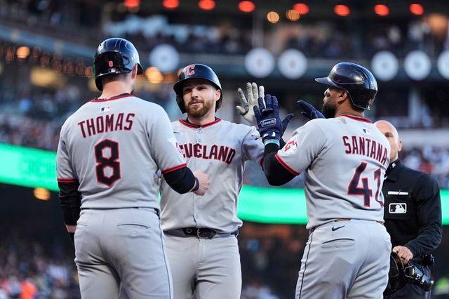 가운데에 선 클리블랜드 가디언스 다니엘 슈니먼. AP 연합뉴스