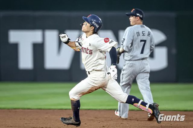 롯데 자이언츠 외야수 김동혁이 18일 부산 사직야구장에서 열린 2025 신한 SOL Bank KBO리그 한화 이글스와의 팀 간 9차전에서 4타수 2안타 2타점을 기록, 팀 6-3 승리에 힘을 보탰다. 사진 롯데 자이언츠