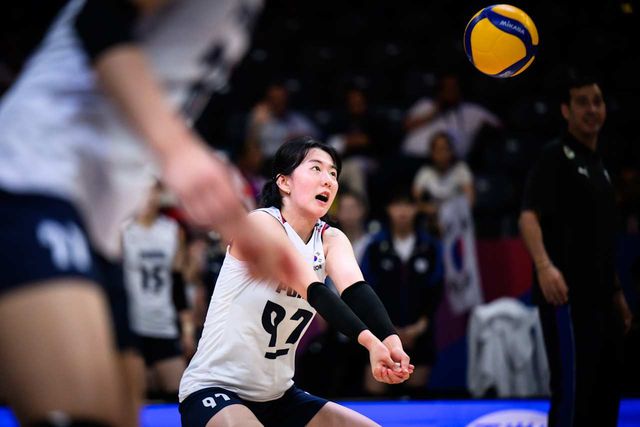 한국 여자배구 대표팀 주장 강소휘가 18일 튀르키예 이스탄불에서 열린 2025 FIVB 발리볼네이션스리그 2주차 첫 경기 캐나다전에서 리시브하고 있다. FIVB 공식 홈페이지