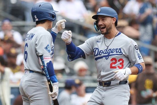 올 시즌을 앞두고 1년 1,700만 달러 FA 계약을 통해 LA 다저스에 합류한 마이클 콘포토는 74경기 타율 0.168(202타수 34안타) 4홈런 13타점 OPS 0.582로 기대에 미치지 못하고 있다. 타율은 리그 전체 규정타석에 들어선 타자 중 최하위, 장타율(0.277)도 두 번째로 낮다. 연합뉴스