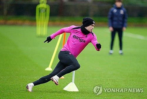 영국 BBC에 따르면, 19일(한국시간) 잉글랜드축구협회(FA)가 무드리크의 도핑 규정 위반 혐의에 대해 징계 여부를 따지는 절차에 들어갔다.&nbsp; 무드리크는 지난 12월 일반적인 소변 검사 결과 양성 반응이 확인돼 잠정적으로 출전 정지 징계를 받았다. 당시 소변 샘플에서 금지 약물인 멜도니움이 검출됐다. 이 약물은 혈류량을 증가시켜 운동 능력을 끌어올리는 물질로 알려져 있다. 연합뉴스