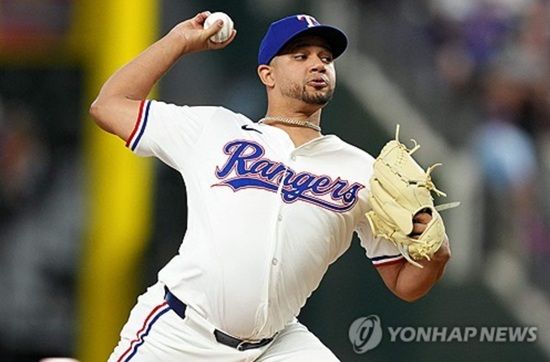 삼성 라이온즈가 발등 피로골절 재발 부상을 당한 기존 외국인 투수 데니 레예스와 결별 뒤 5일 만에 새 외국인 투수 헤르손 가라비토 영입을 공식 발표했다. 가라비토는 잔여 시즌 연봉 35만 6666달러에 계약 도장을 찍었다. 연합뉴스