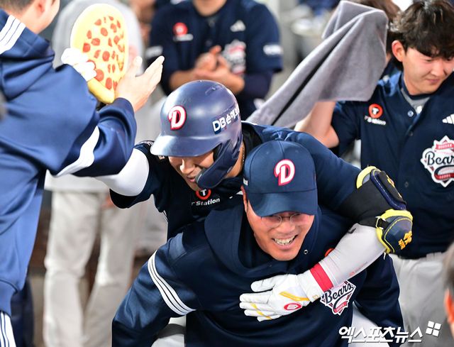 15일 오후 대전 한화생명 볼파크에서 열린 '2025 신한 SOL Bank KBO리그' 두산 베어스와 한화 이글스의 경기, 6회초 두산 강승호가 조성환 코치 등에 업혀 기뻐하고 있다. 엑스포츠뉴스 DB