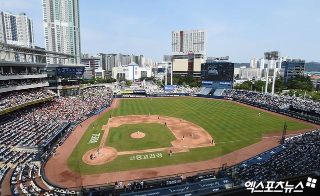 31일 오후 경상남도 창원NC파크에서 열린 '2025 신한 SOL Bank KBO리그' 한화 이글스와 NC 다이노스의 경기, 많은 야구팬들이 구장을 찾아 경기를 관람하고 있다. 엑스포츠뉴스 DB