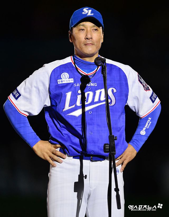 3일 오후 대구삼성라이온즈파크에서 열린 '2017 타이어뱅크 KBO리그' 넥센 히어로즈와 삼성 라이온즈의 경기, 경기종료 후 이승엽의 은퇴식 및 영구결번식이 열렸다. 은퇴식에 참석한 이승엽이 고별사를 하고 있다. 엑스포츠뉴스 DB