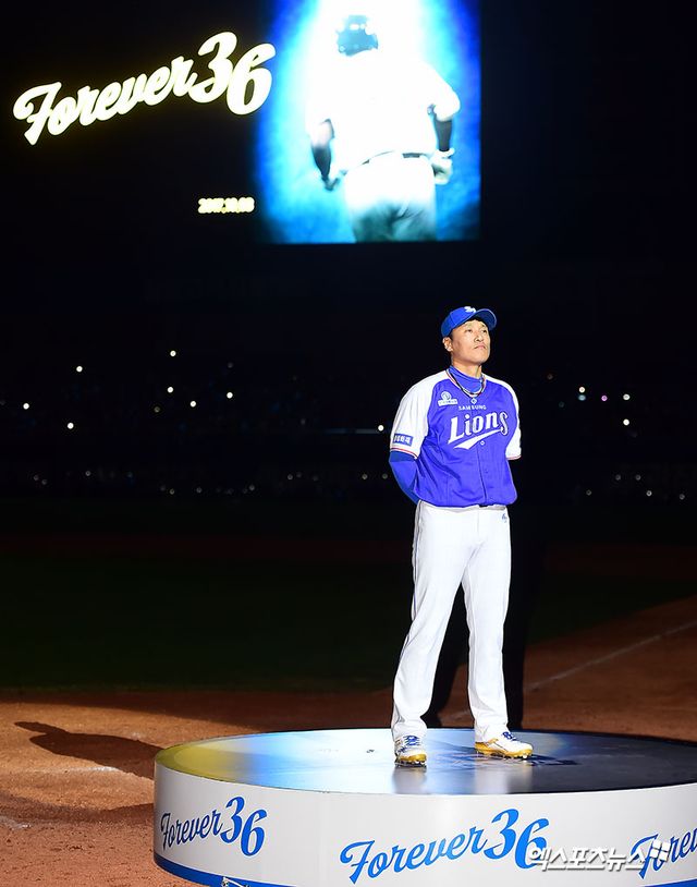 3일 오후 대구삼성라이온즈파크에서 열린 '2017 타이어뱅크 KBO리그' 넥센 히어로즈와 삼성 라이온즈의 경기, 경기종료 후 이승엽의 은퇴식 및 영구결번식이 열렸다. 은퇴식에 참석한 이승엽이 관중석을 바라보고 있다. 엑스포츠뉴스 DB