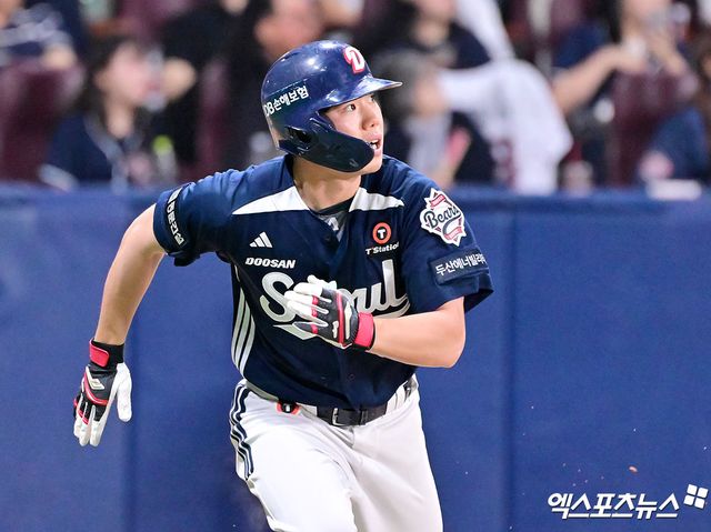24일 오후 서울 구로구 고척스카이돔에서 열린 '2025 신한 SOL Bank KBO리그' 두산 베어스와 키움 히어로즈의 경기, 4회초 1사 3루 두산 오명진이 1타점 2루타를 날리고 있다. 엑스포츠뉴스 DB