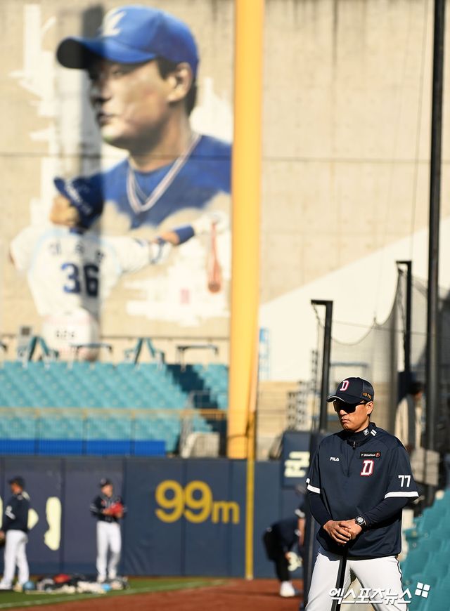 26일 오후 대구삼성라이온즈파크에서 열리는 ’2023 신한은행 SOL KBO리그’ 두산 베어스와 삼성 라이온즈의 경기, 두산 이승엽 감독이 선수들의 훈련을 지켜보고 있다. 엑스포츠뉴스 DB