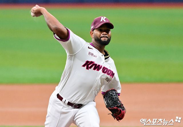 키움 히어로즈 외국인 투수 라울 알칸타라가 1일 서울 고척스카이돔에서 열린 2025 신한 SOL Bank KBO리그 두산 베어스와의 팀 간 8차전에 선발등판, 6이닝 6피안타 1볼넷 1사구 4탈삼진 무실점을 기록했다. 사진 김한준 기자