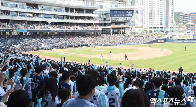31일 오후 경상남도 창원NC파크에서 열린 '2025 신한 SOL Bank KBO리그' 한화 이글스와 NC 다이노스의 경기, 많은 야구팬들이 구장을 찾아 경기를 관람하고 있다. 엑스포츠뉴스 DB
