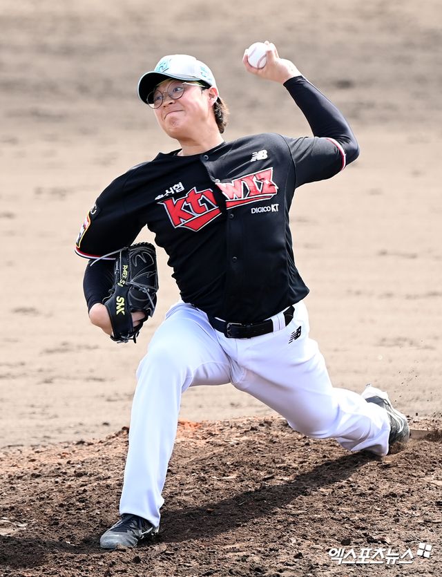 KT 위즈와 롯데 자이언츠가 2일 1:1 트레이드를 단행했다. KT는 이번 트레이드를 통해 외야수 이정훈을 품었고, 롯데는 좌완투수 박세진을 영입했다. KT는 이정훈이 타격에 강점을 지닌 좌타자라는 점에서 기대를 걸고 있고, 롯데는 박세진이 좌완투수 선수층을 두껍게 해 팀 전력을 강화할 것으로 내다보고 있다. 엑스포츠뉴스 DB