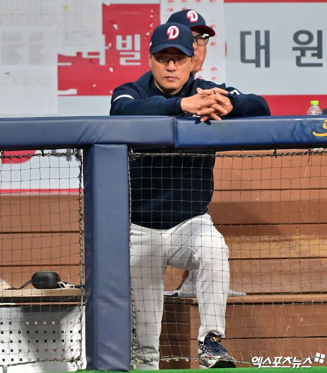 두산 베어스 이승엽 감독이 2일 자진 사퇴 의사를 밝혔다. 두산 구단이 이를 수용하면서 이 감독은 계약 기간 3년을 못 다 채운 채로 사령탑 자리에서 물러났다. 두산은 조성환 코치를 감독 대행으로 선임했다. 조 감독대행은 6월 3일 KIA전부터 팀을 이끈다. 엑스포츠뉴스 DB