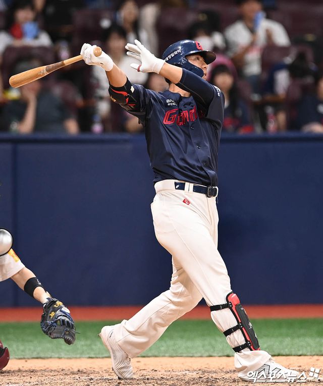 롯데 자이언츠와 KT 위즈가 2일 외야수 이정훈과 투수 박세진을 맞바꾸는 트레이드를 공식 발표했다. 박세진은 이미 지난 2015년 트레이드를 통해 롯데로 이적한 형 박세웅과 재회한다. 엑스포츠뉴스 DB