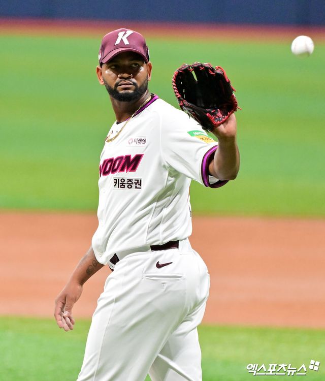 키움 히어로즈 외국인 투수 라울 알칸타라가 1일 서울 고척스카이돔에서 열린 2025 신한 SOL Bank KBO리그 두산 베어스와의 팀 간 8차전에 선발등판, 6이닝 6피안타 1볼넷 1사구 4탈삼진 무실점을 기록했다. 사진 김한준 기자