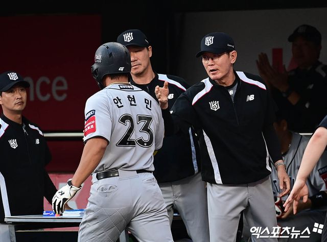 20일 오후 경기도 수원케이티위즈파크에서 열린 '2025 신한 SOL Bank KBO리그' KIA 타이거즈와 KT 위즈의 경기, 1회말 2사 1,3루 KT 강백호의 1타점 적시타 때 3루주자 안현민이 득점을 올린 뒤 더그아웃서 이강철 감독의 격려를 받고 있다. 엑스포츠뉴스 DB