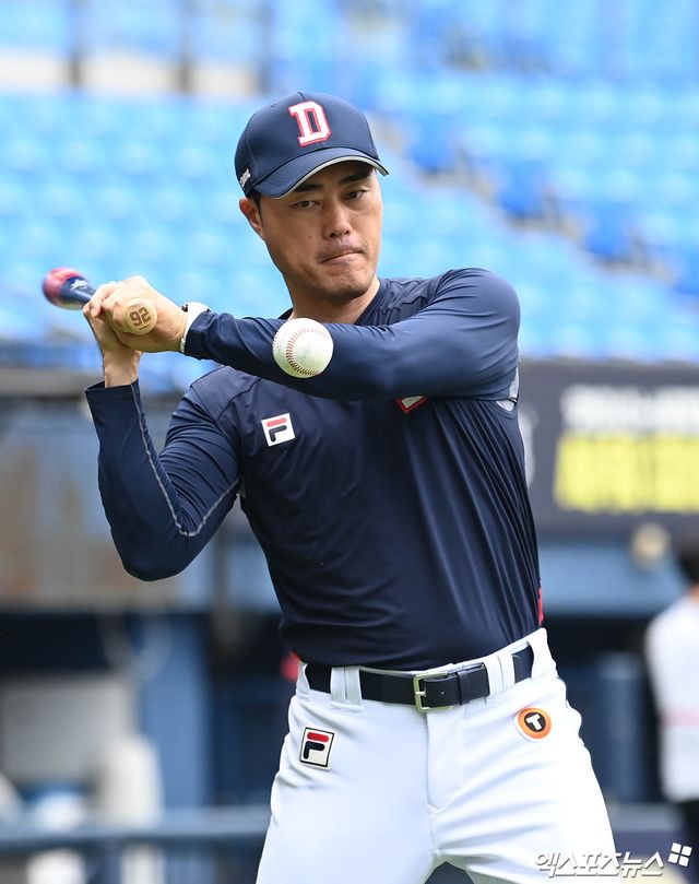 13일 오후 서울 송파구 잠실야구장에서 열리는 '2024 신한 SOL Bank KBO리그' NC 다이노스와 두산 베어스의 경기에 앞서 두산 조성환 수비코치가 펑고 훈련을 시키고 있다. 엑스포츠뉴스 DB