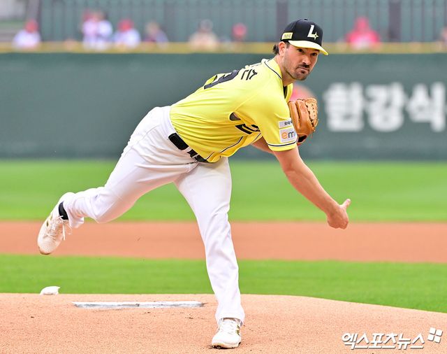 10일 오후 인천SSG랜더스필드에서 열린 '2025 신한 SOL Bank KBO리그' KIA 타이거즈와 SSG 랜더스의 경기, 1회초 SSG 선발투수 앤더슨이 공을 힘차게 던지고 있다. 엑스포츠뉴스 DB