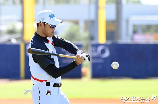 13일 호주 시드니 블랙타운 베이스볼 스타디움에서 2024 두산 베어스 스프링캠프가 진행됐다. 두산 조성환 코치가 수비 훈련을 위해 펑고를 쳐주고 있다. 엑스포츠뉴스 DB
