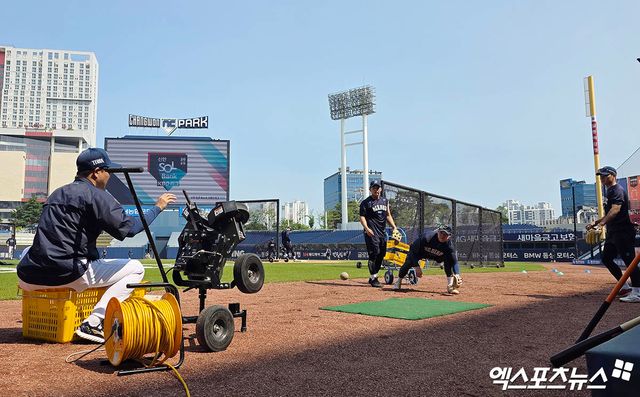 30일 오후 경상남도 창원NC파크에서 열리는 '2025 신한 SOL Bank KBO리그' 한화 이글스와 NC 다이노스의 경기에 앞서 NC 선수들이 수비 훈련을 하고 있다. 엑스포츠뉴스 DB