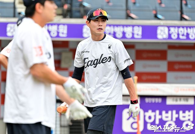 14일 오후 대전 한화생명 볼파크에서 열리는 '2025 신한 SOL Bank KBO리그' LG 트윈스와 한화 이글스의 경기, 한화 심우준이 훈련에 임하고 있다. 엑스포츠뉴스DB