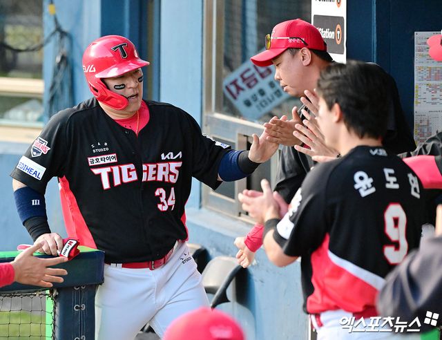 4일 오후 서울 송파구 잠실야구장에서 열린 '2025 신한 SOL Bank KBO리그' KIA 타이거즈와 두산 베어스의 경기, 4회초 무사 1,2루 KIA 최형우가 위즈덤의 1타점 적시타때 득점에 성공하고 있다. 엑스포츠뉴스 DB