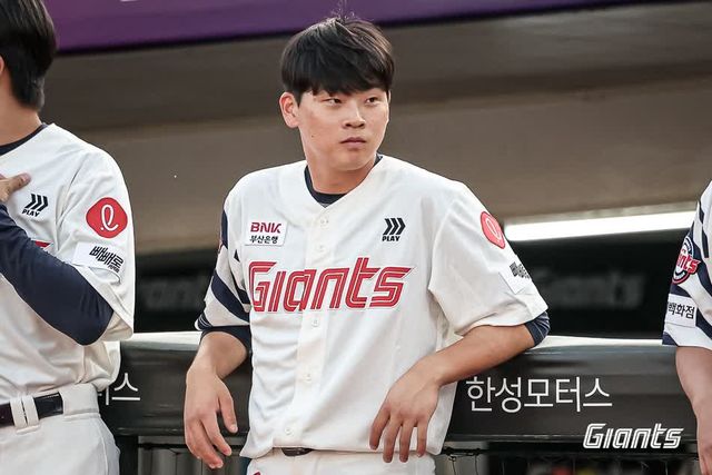 롯데 자이언츠 내야수 박찬형이 19일 부산 사직야구장에서 열린 2025 신한 SOL Bank KBO리그 한화 이글스와의 팀 간 10차전에서 프로 무대 데뷔 첫 안타를 기록했다. 사진 롯데 자이언츠