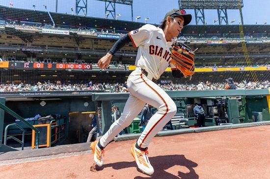 샌프란시스코 자이언츠 이정후가 2경기 연속 타순 조정에도 불구하고 무안타 침묵을 이어갔다. 이날 경기로 이정후의 시즌 타율은 0.259(278타수 72안타)까지 하락했고, 6월 월간 타율은 0.185(54타수 10안타)를 마크했다. 현지 매체 'NBC 스포츠 에어리어'는 '이정후의 스윙은 자연스럽지 못하다. 구속을 따라잡기 위해 과도한 조정이 눈에 띄며 몸이 많이 움직이고 있다. 이것은 단기적인 문제가 아니다. 분명 슬럼프에 빠진 상태'라고 지적했다. 연합뉴스