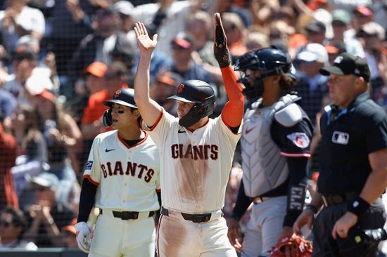 샌프란시스코 자이언츠 이정후가 2경기 연속 타순 조정에도 불구하고 무안타 침묵을 이어갔다. 이날 경기로 이정후의 시즌 타율은 0.259(278타수 72안타)까지 하락했고, 6월 월간 타율은 0.185(54타수 10안타)를 마크했다. 현지 매체 'NBC 스포츠 에어리어'는 '이정후의 스윙은 자연스럽지 못하다. 구속을 따라잡기 위해 과도한 조정이 눈에 띄며 몸이 많이 움직이고 있다. 이것은 단기적인 문제가 아니다. 분명 슬럼프에 빠진 상태'라고 지적했다. 연합뉴스