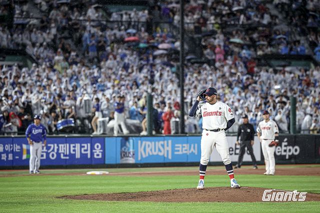 롯데 자이언츠 선발투수 알렉 감보아가 20일 부산 사직야구장에서 열린 삼성 라이온즈전에서 포수와 사인을 교환하고 있다. 롯데 자이언츠