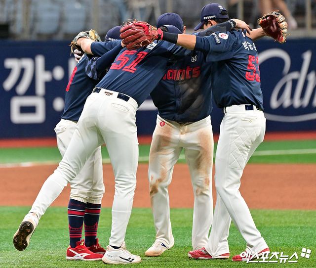 롯데 자이언츠 선수들이 올해 정규시즌 경기에서 승리한 뒤 세리머니하고 있다. 엑스포츠뉴스 DB