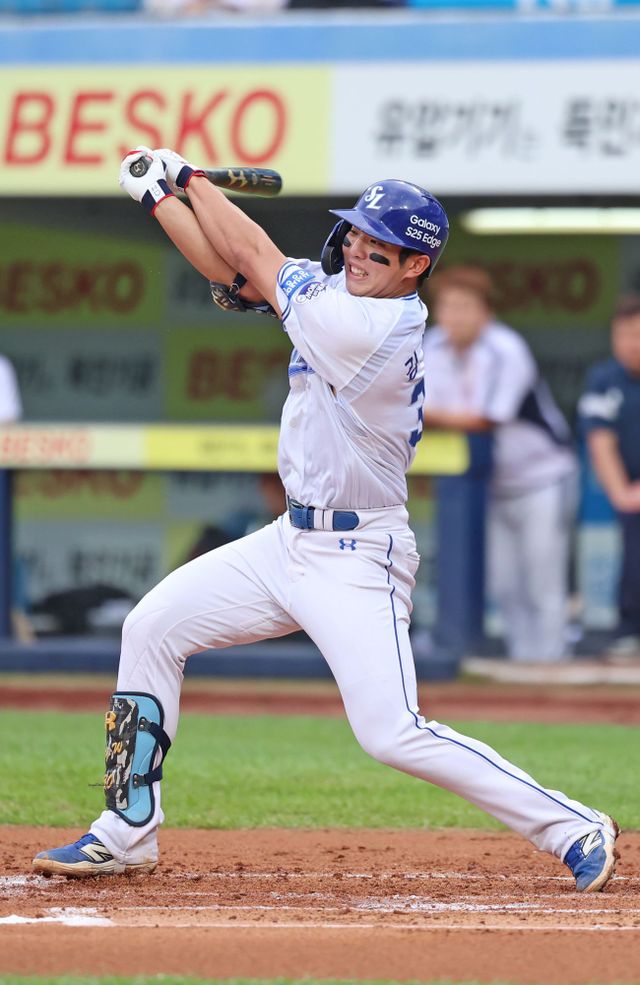 삼성 라이온즈 내야수 김영웅이 올해 정규시즌 경기에 출전해 타격하고 있다. 김영웅은 타격 부진으로 20일 엔트리에서 말소됐다. 삼성 라이온즈