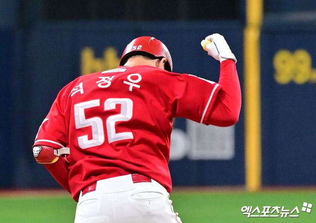 19일 오후 서울 구로구 고척스카이돔에서 열린 '2025 신한 SOL Bank KBO리그' SSG 랜더스와 키움 히어로즈의 경기, 11회초 1사 1루 SSG 석정우가 투런 홈런을 날리고 있다. 엑스포츠뉴스 DB