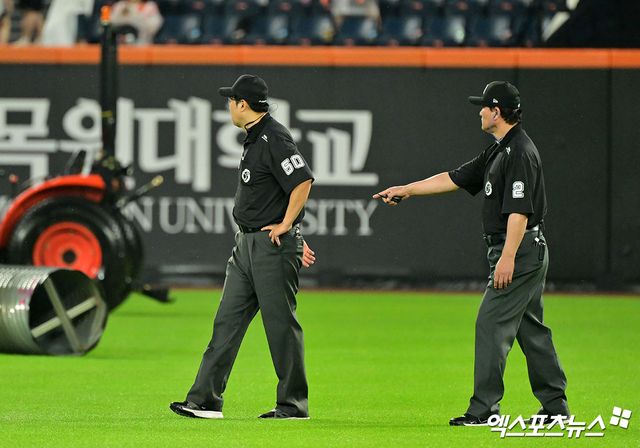 15일 오후 대전 한화생명 볼파크에서 열린 '2025 신한 SOL Bank KBO리그' LG 트윈스와 한화 이글스의 경기, 5회말 우천중단된 가운데 심판진이 그라운드를 확인하고 있다. 엑스포츠뉴스DB