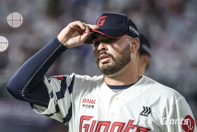 롯데 자이언츠 선발투수 알렉 감보아가 20일 부산 삼성 라이온즈전에서 이닝을 마친 뒤 더그아웃으로 들어오고 있다. 롯데 자이언츠