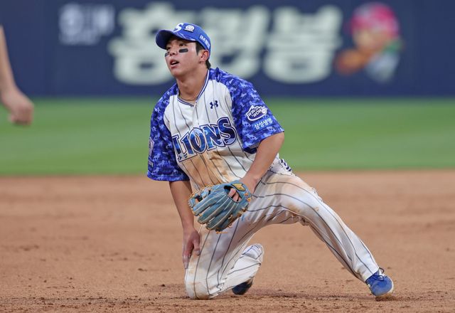 삼성 라이온즈 내야수 김영웅이 올해 정규시즌 경기에 출전해 수비 후 숨을 고르고 있다. 김영웅은 타격 부진으로 20일 엔트리에서 말소됐다. 삼성 라이온즈