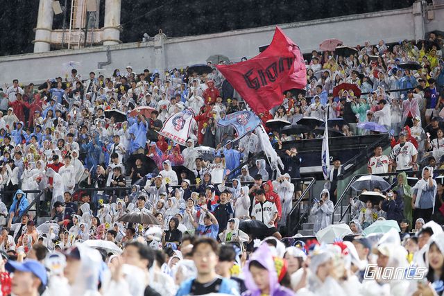 20일 롯데 자이언츠와 삼성 라이온즈의 경기가 열린 부산 사직야구장에서 팬들이 열띤 응원을 펼치고 있다. 롯데 자이언츠