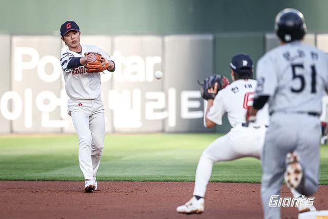 롯데 자이언츠 내야수 전민재가 19일 부산 사직야구장에서 열린 2025 신한 SOL Bank KBO리그 한화 이글스와의 팀 간 10차전에서 4타수 3안타 1타점 1득점을 기록, 팀 승리에 힘을 보탰다. 사진 롯데 자이언츠