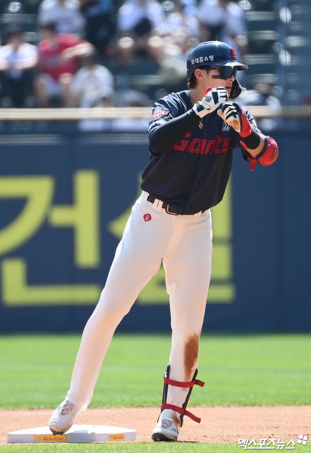 롯데 자이언츠 외야수 윤동희가 경기에 출전해 세리머니하고 있다. 윤동희는 허벅지 부상으로 현재 전력에서 이탈한 상태이며 19일 검진 결과 80% 회복됐다는 소견을 들었다. 엑스포츠뉴스 DB