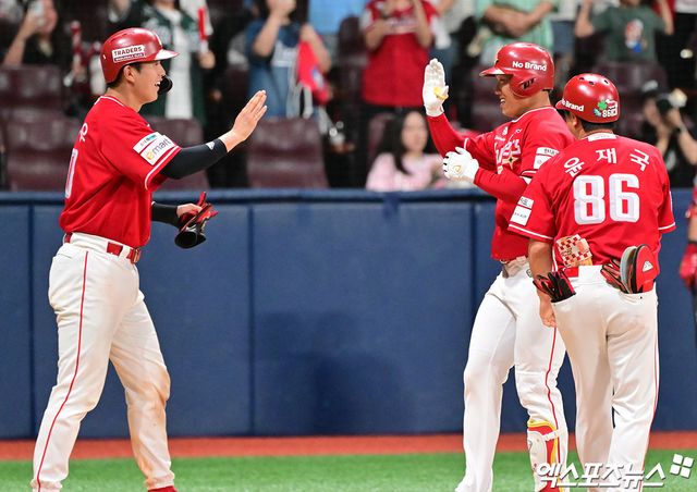 19일 오후 서울 구로구 고척스카이돔에서 열린 '2025 신한 SOL Bank KBO리그' SSG 랜더스와 키움 히어로즈의 경기, 11회초 1사 1루 SSG 석정우가 투런 홈런을 날린 후 기뻐하고 있다. 엑스포츠뉴스 DB