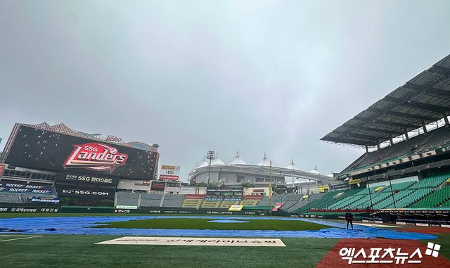 20일 오후 인천SSG랜더스필드에서 열릴 예정이었던 '2025 신한 SOL Bank KBO리그' KIA 타이거즈와 SSG 랜더스의 시즌 6차전이 우천으로 취소됐다. 이날 취소된 경기는 추후 재편성된다. 21일 선발은 KIA 양현종, SSG 김광현이다. 엑스포츠뉴스 DB