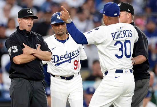 9회초 1사 후 잭 리틀의 3구째 시속 93마일(약 149.7km) 패스트볼이 페르난도 타티스 주니어의 손에 맞았다. 앞선 경기에서부터 사구로 인해 감정이 쌓여있던 양 팀은 감독들을 중심으로 벤치클리어링을 벌였다. 꽤 오랫동안 이어진 벤치클리어링은 양 팀 감독이 퇴장 명령을 받으면서 일단락됐다. 연합뉴스