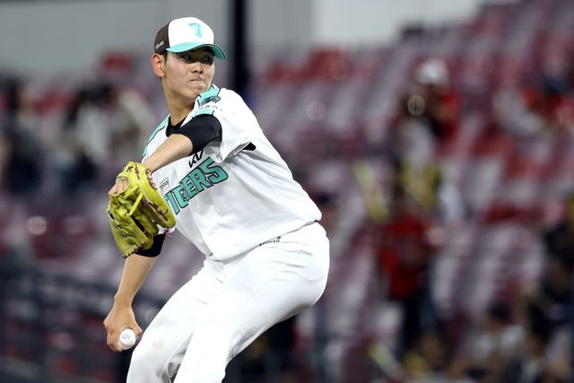 19일 오후 광주-KIA챔피언스필드에서 열린 '2025 신한 SOL Bank KBO리그' KT 위즈와 KIA 타이거즈의 경기, KIA가 5:0으로 승리했다. 성영탁은 2이닝 무피안타 무사사구 2탈삼진 무실점으로 데뷔 후 연속 이닝 무실점 기록을 늘리면서 구단 최다 기록을 경신했다. KIA 타이거즈