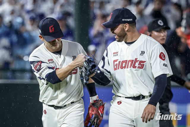 왼쪽부터 롯데 자이언츠 김민성, 알렉 감보아. 롯데 자이언츠